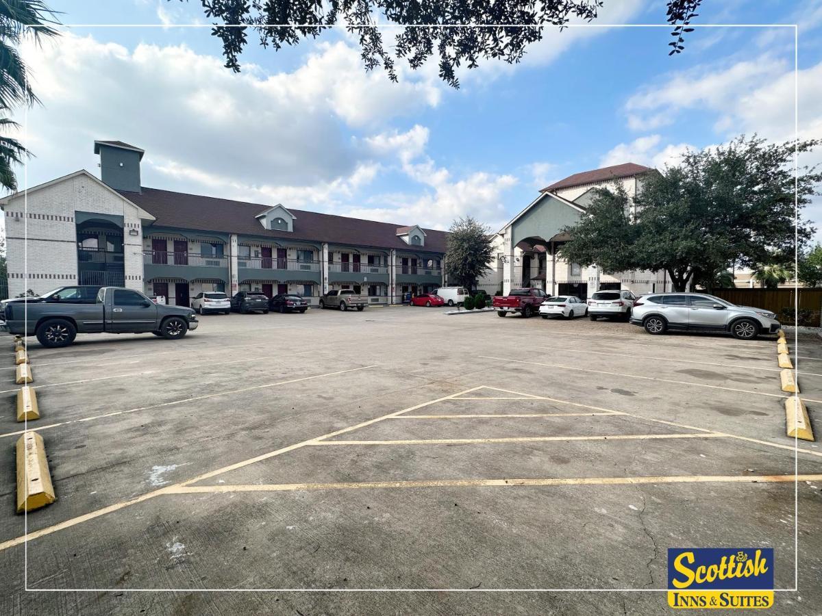 Scottish Inn & Suites Sam Houston Parkway Exterior photo