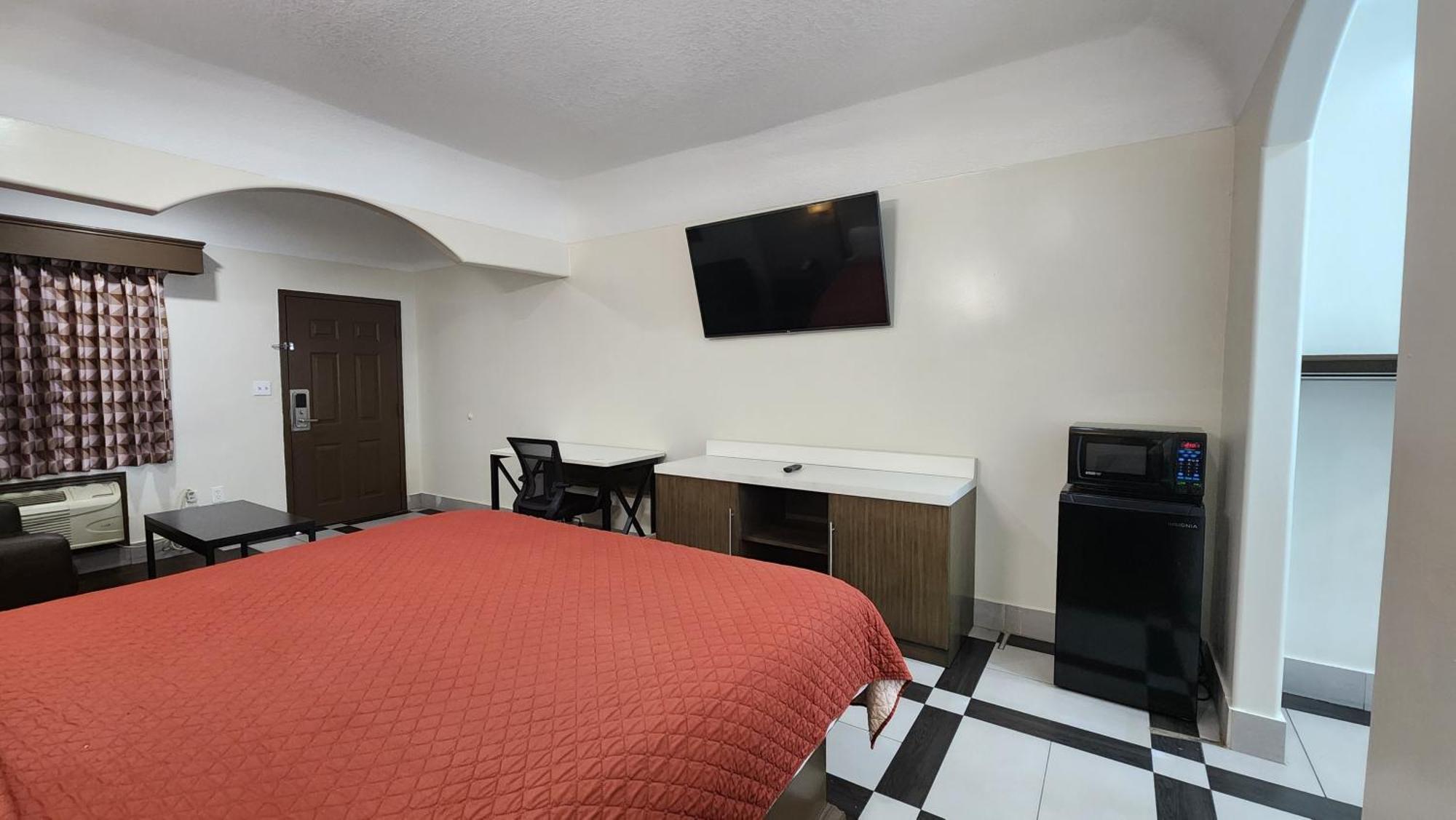 Scottish Inn & Suites Sam Houston Parkway Exterior photo