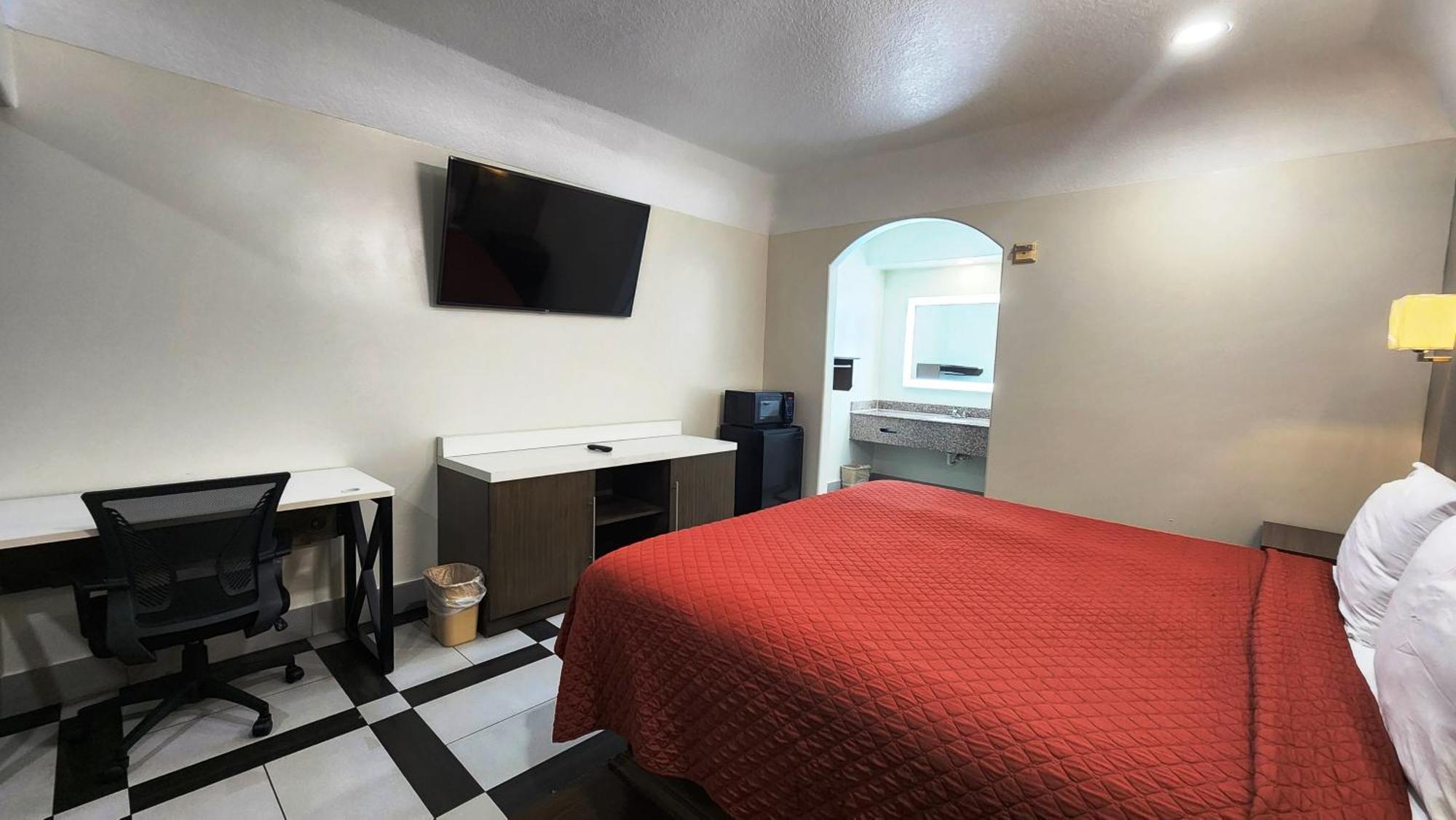 Scottish Inn & Suites Sam Houston Parkway Exterior photo