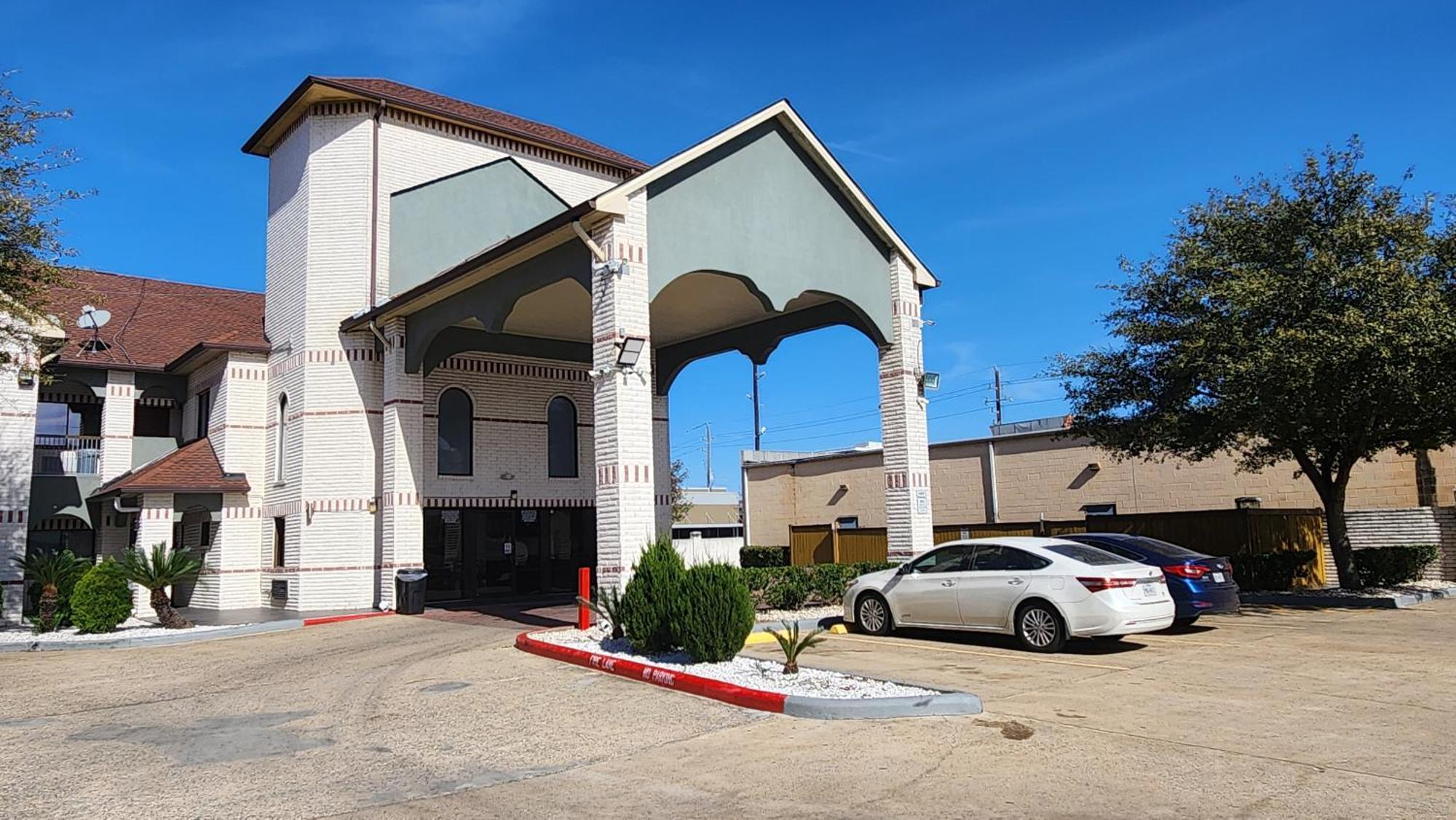 Scottish Inn & Suites Sam Houston Parkway Exterior photo