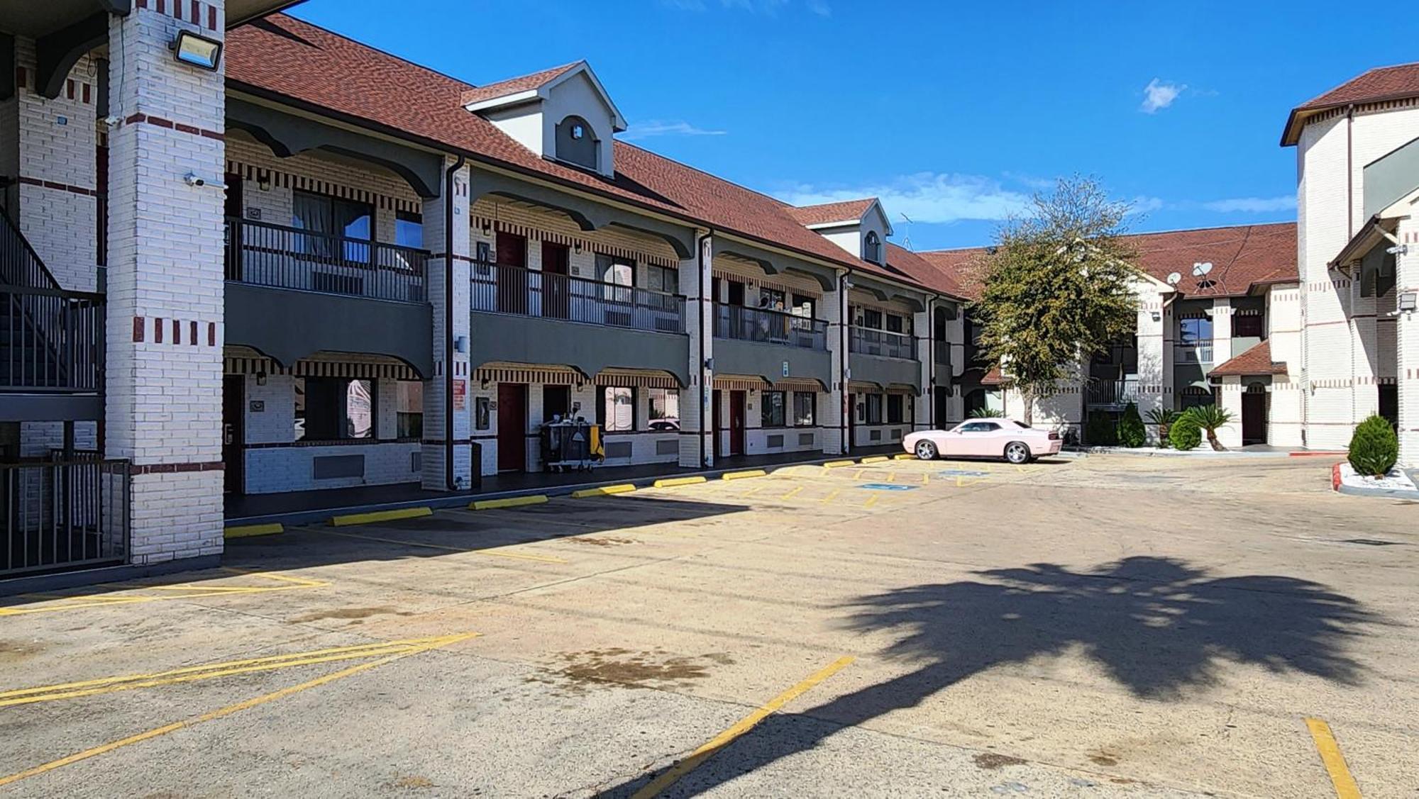 Scottish Inn & Suites Sam Houston Parkway Exterior photo